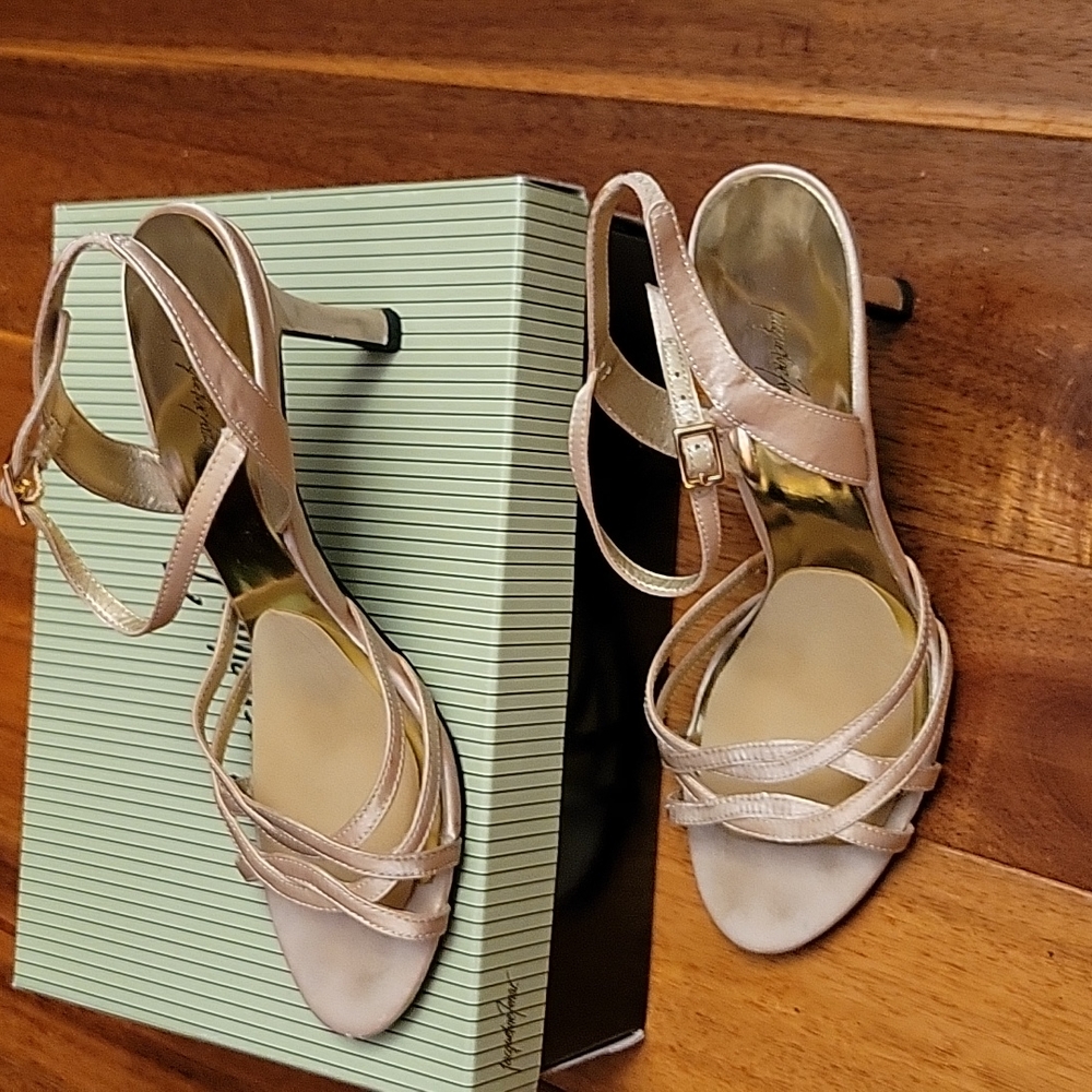 Sandal 3" heel, 7 1/2M Beige/cream color